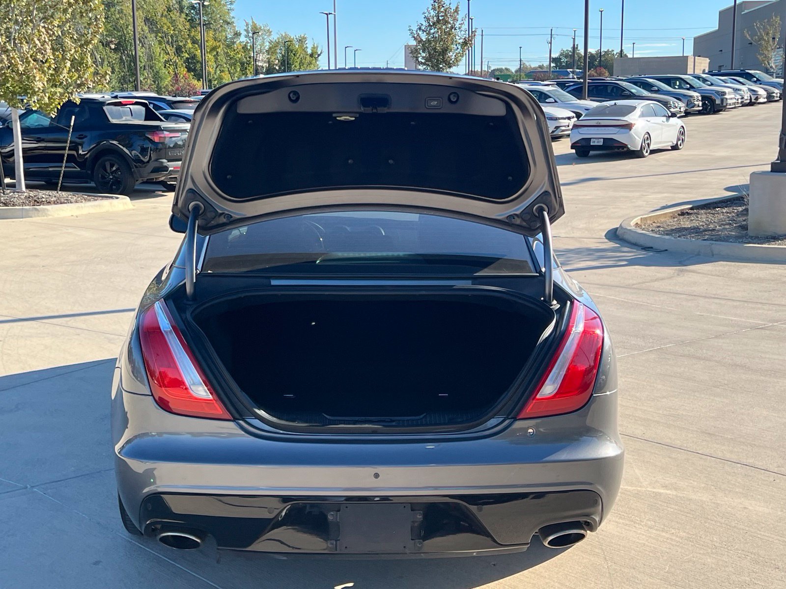 Used 2016 Jaguar XJ R-Sport RWD image 15