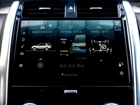 Certified 2024 Land Rover Discovery Dynamic SE image 24