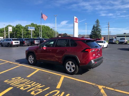 Used 2019 Toyota RAV4 XLE w/ Convenience Package AWD/4WD image 3