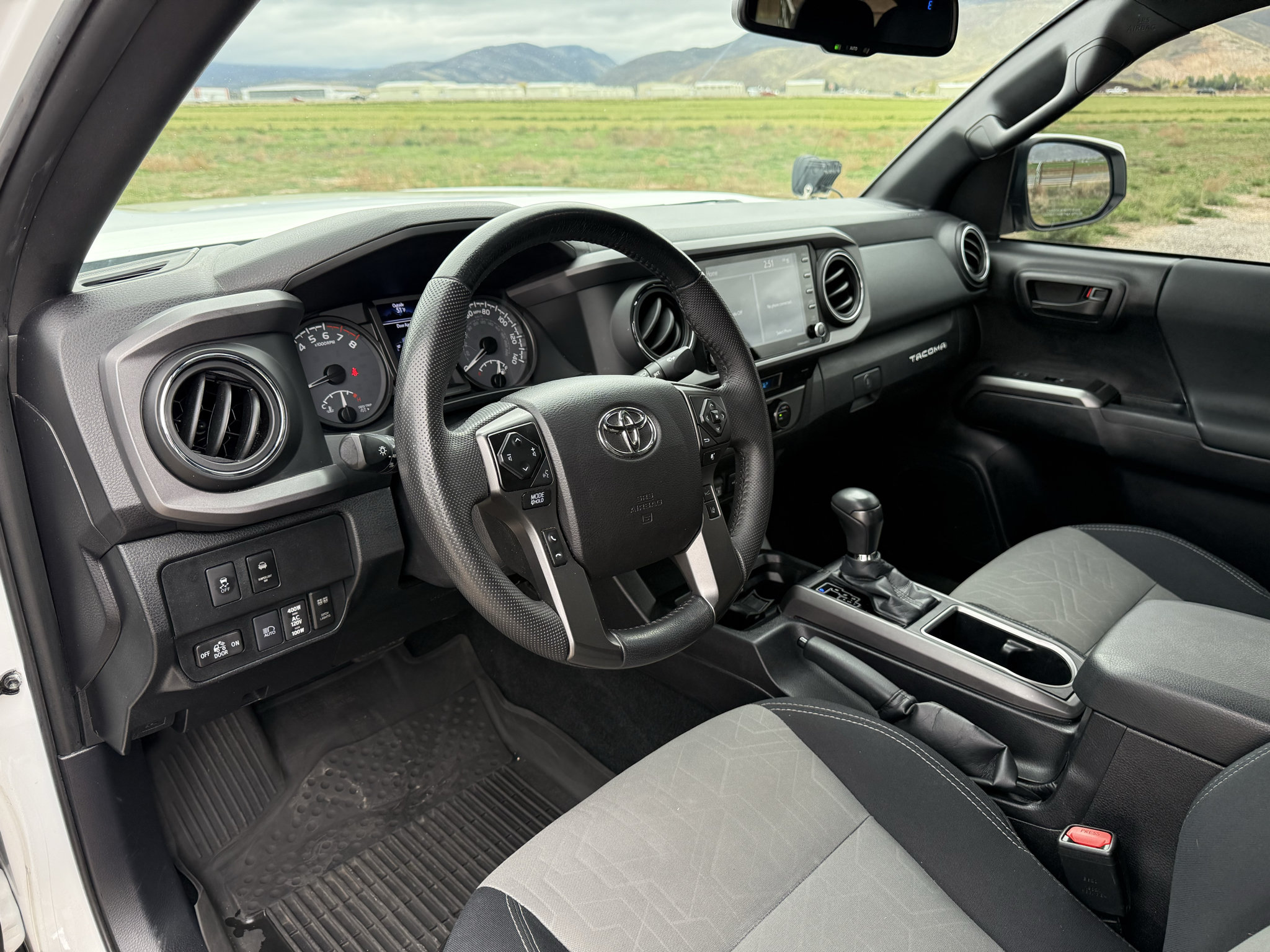Used 2021 Toyota Tacoma TRD Off-Road w/ Technology Package AWD/4WD image 17