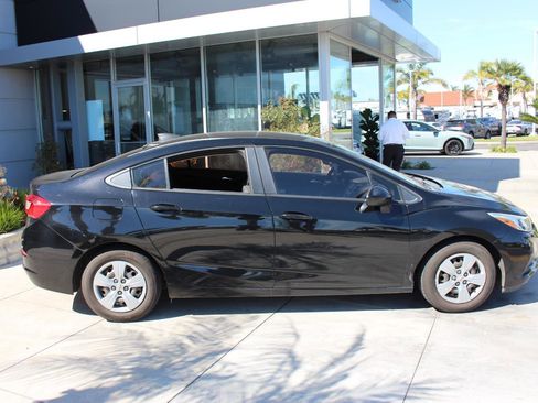 Used 2017 Chevrolet Cruze LS image 10