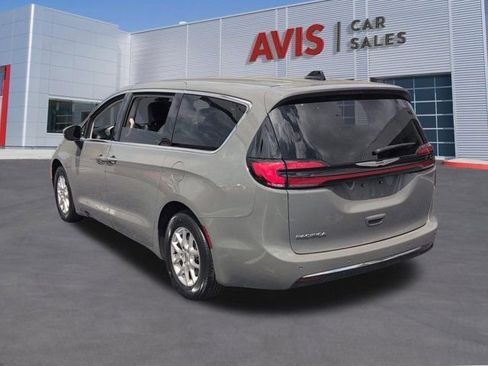 Used 2023 Chrysler Pacifica Touring-L image 9