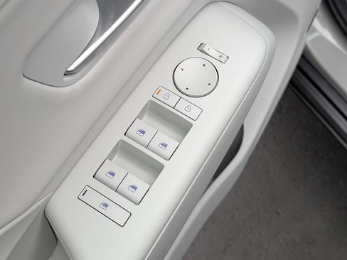 Certified 2025 Hyundai Kona Limited FWD image 20