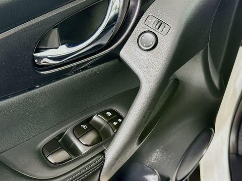Used 2018 Nissan Rogue S AWD/4WD image 20