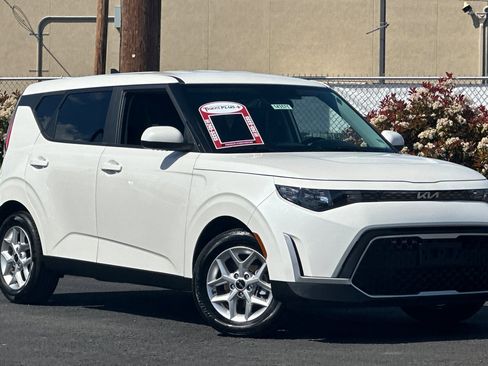 Used 2023 Kia Soul LX w/ LX Technology Package image 2