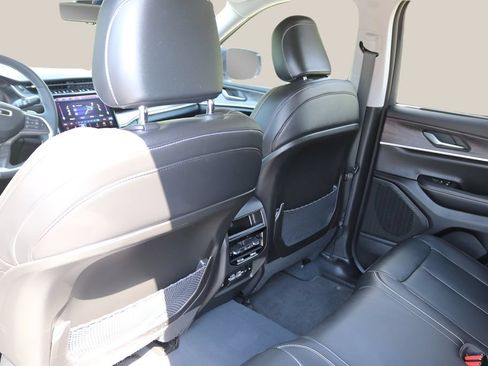 Used 2023 Jeep Grand Cherokee Limited w/ Luxury Tech Group II RWD image 15