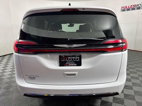 Used 2024 Chrysler Pacifica Touring-L FWD image 6