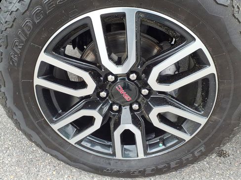 Used 2024 GMC Sierra 1500 AT4 w/ Technology Package AWD/4WD image 11