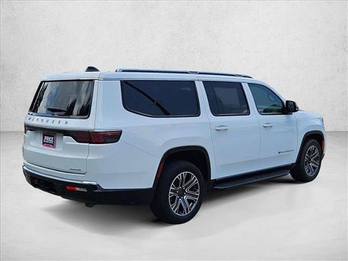 Used 2024 Jeep Wagoneer L Series II RWD image 5