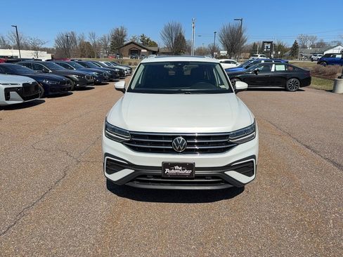Used 2023 Volkswagen Tiguan SE AWD/4WD image 2