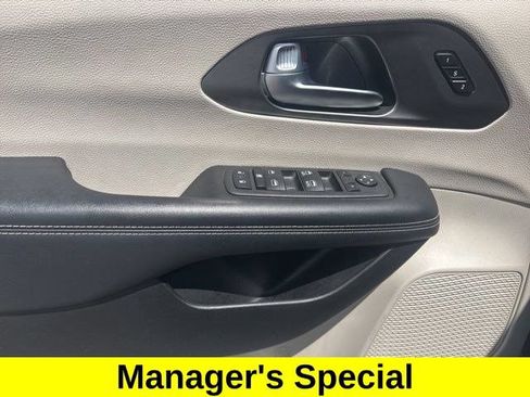 Used 2023 Chrysler Pacifica Touring-L FWD image 13