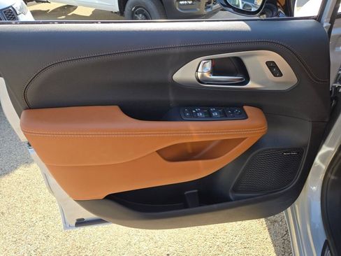 New 2026 Chrysler Pacifica Pinnacle image 14