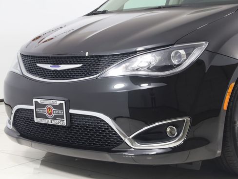 Used 2018 Chrysler Pacifica Touring-L FWD image 51
