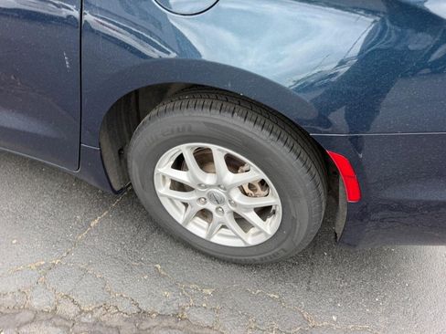Used 2024 Chrysler Pacifica Touring-L FWD image 7