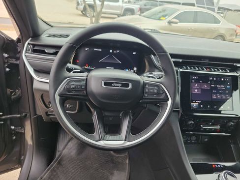 Used 2025 Jeep Grand Cherokee L Laredo image 15