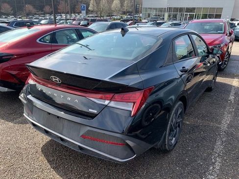 Used 2025 Hyundai Elantra SEL image 4