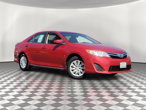 Used 2014 Toyota Camry LE FWD image 2