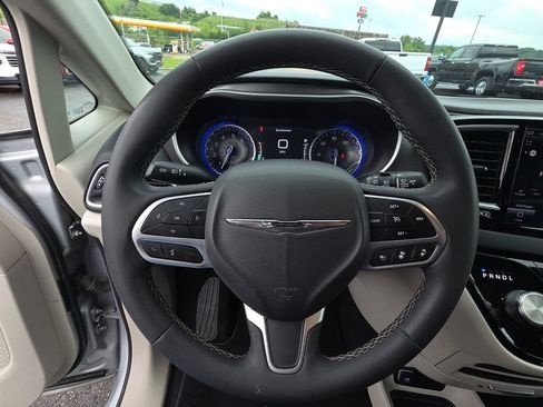 Used 2023 Chrysler Pacifica Touring-L FWD image 17