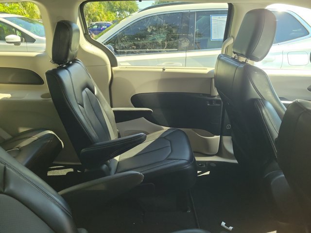 Used 2024 Chrysler Pacifica Touring-L FWD image 3