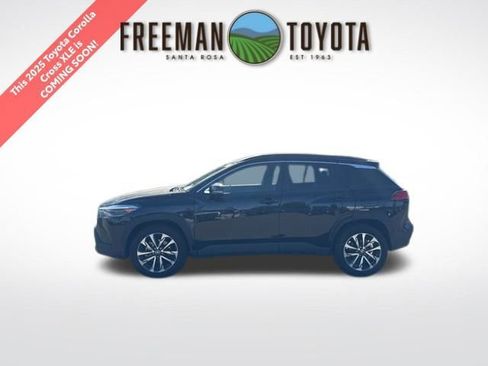 Used 2025 Toyota Corolla Cross XLE FWD image 1