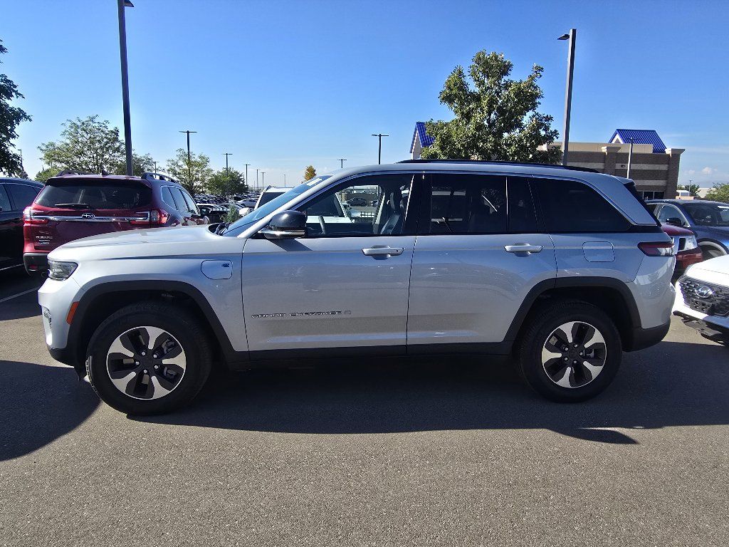 Used 2023 Jeep Grand Cherokee 4WD 4xe image 2