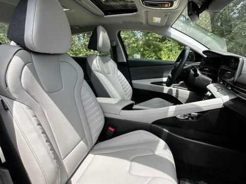 Certified 2025 Hyundai Elantra Limited FWD image 22