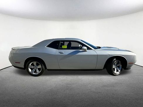 Used 2022 Dodge Challenger SXT image 14