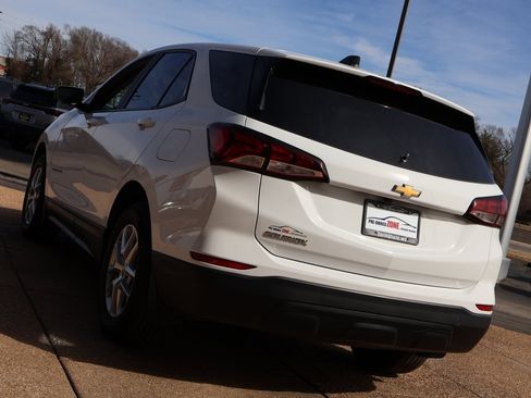 Used 2022 Chevrolet Equinox LS w/ LS Convenience Package image 4
