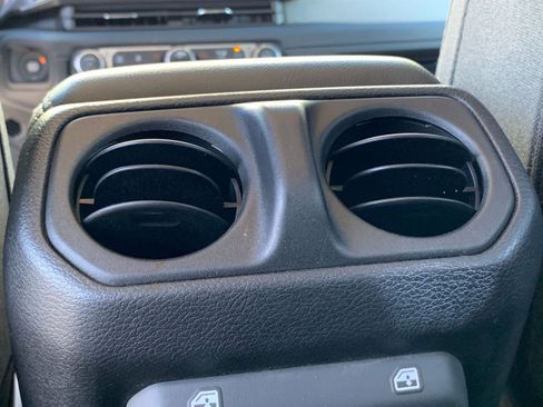 Used 2025 Jeep Wrangler Sahara image 23