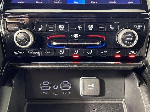 Used 2023 Jeep Grand Cherokee Overland w/ Luxury Tech Group IV AWD/4WD image 24
