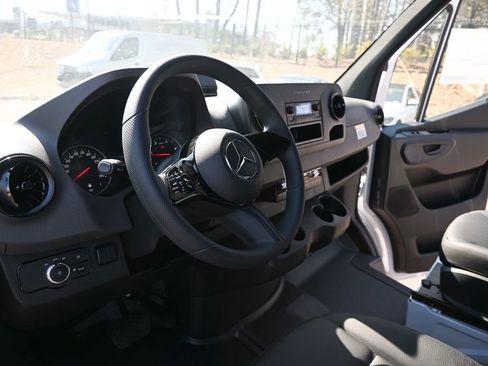 Used 2025 Mercedes-Benz Sprinter 2500 image 6