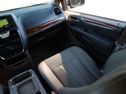 Used 2016 Chrysler Town & Country Touring image 22