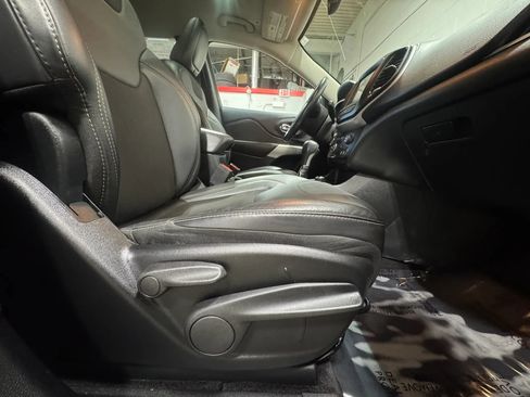 Used 2018 Jeep Cherokee Latitude Plus w/ Cold Weather Group AWD/4WD image 33