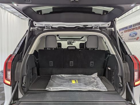 Used 2025 Ford Expedition Platinum image 13