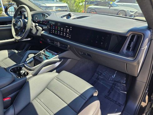 Used 2025 Porsche Cayenne Turbo AWD/4WD image 10