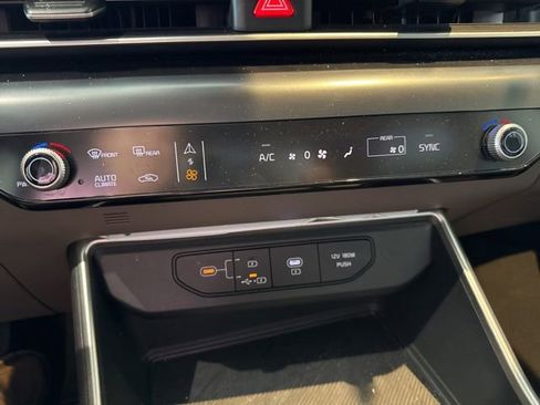 Used 2025 Kia Carnival FWD image 17