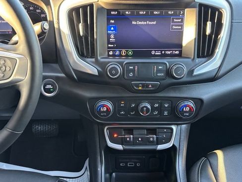 Used 2024 GMC Terrain SLT w/ Infotainment Package II FWD image 4