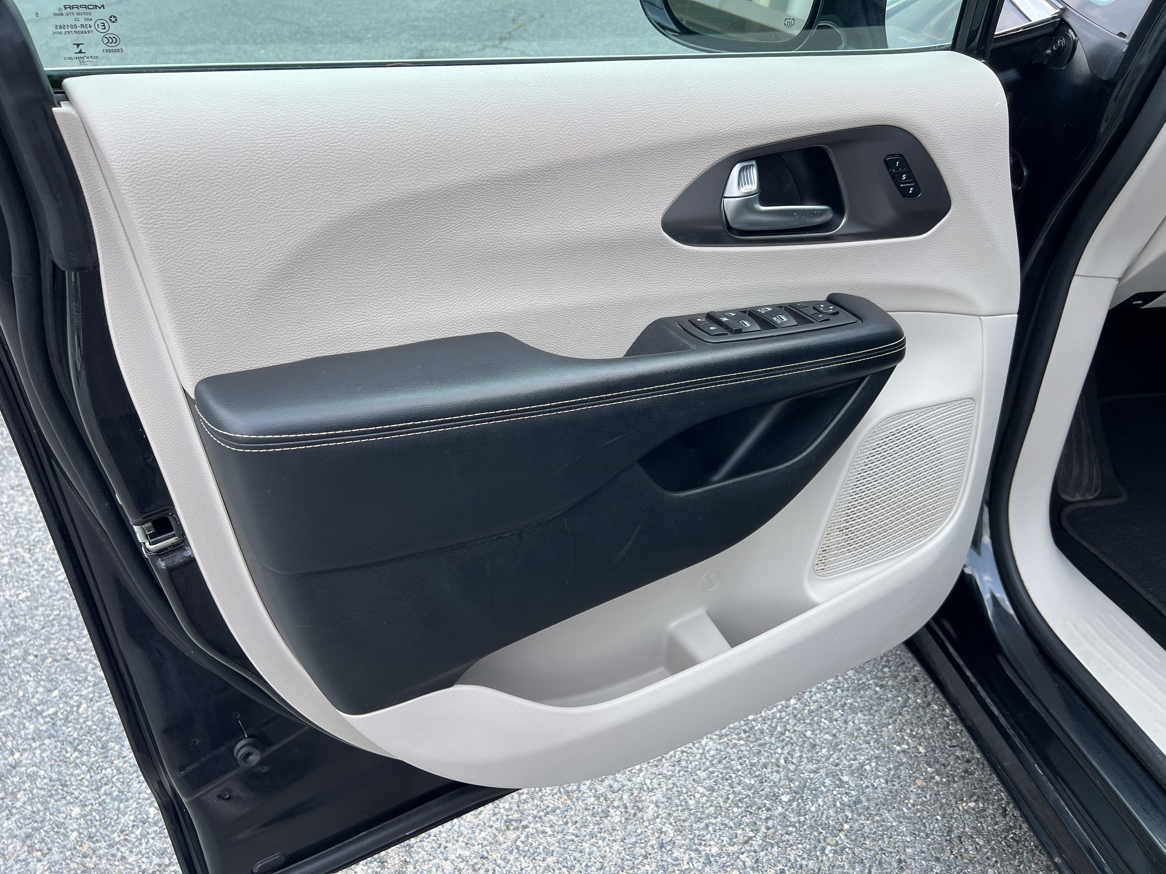 Used 2022 Chrysler Pacifica Touring-L FWD image 16