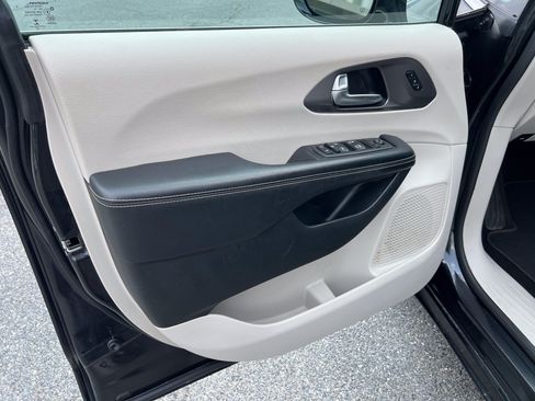 Used 2022 Chrysler Pacifica Touring-L FWD image 16