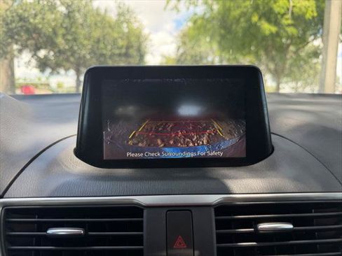 Used 2018 MAZDA MAZDA3 Sport FWD image 27