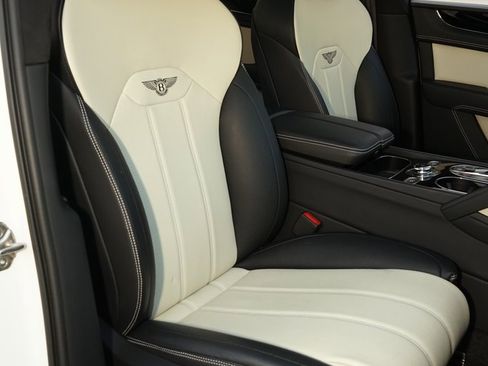 Used 2023 Bentley Bentayga Plug-In Hybrid image 10