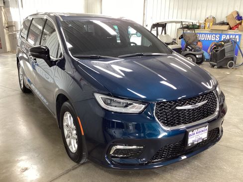 Used 2024 Chrysler Pacifica Touring-L FWD image 8