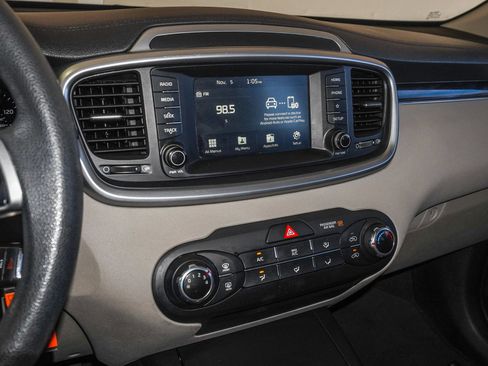 Used 2019 Kia Sorento LX image 29