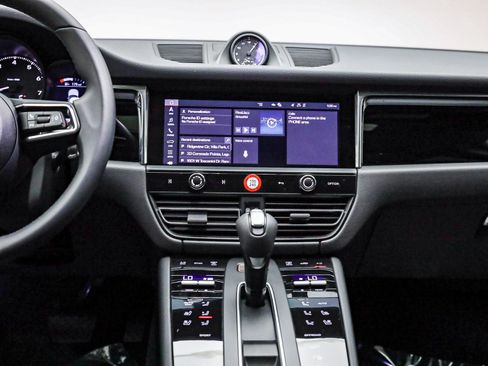 Certified 2025 Porsche Macan image 17