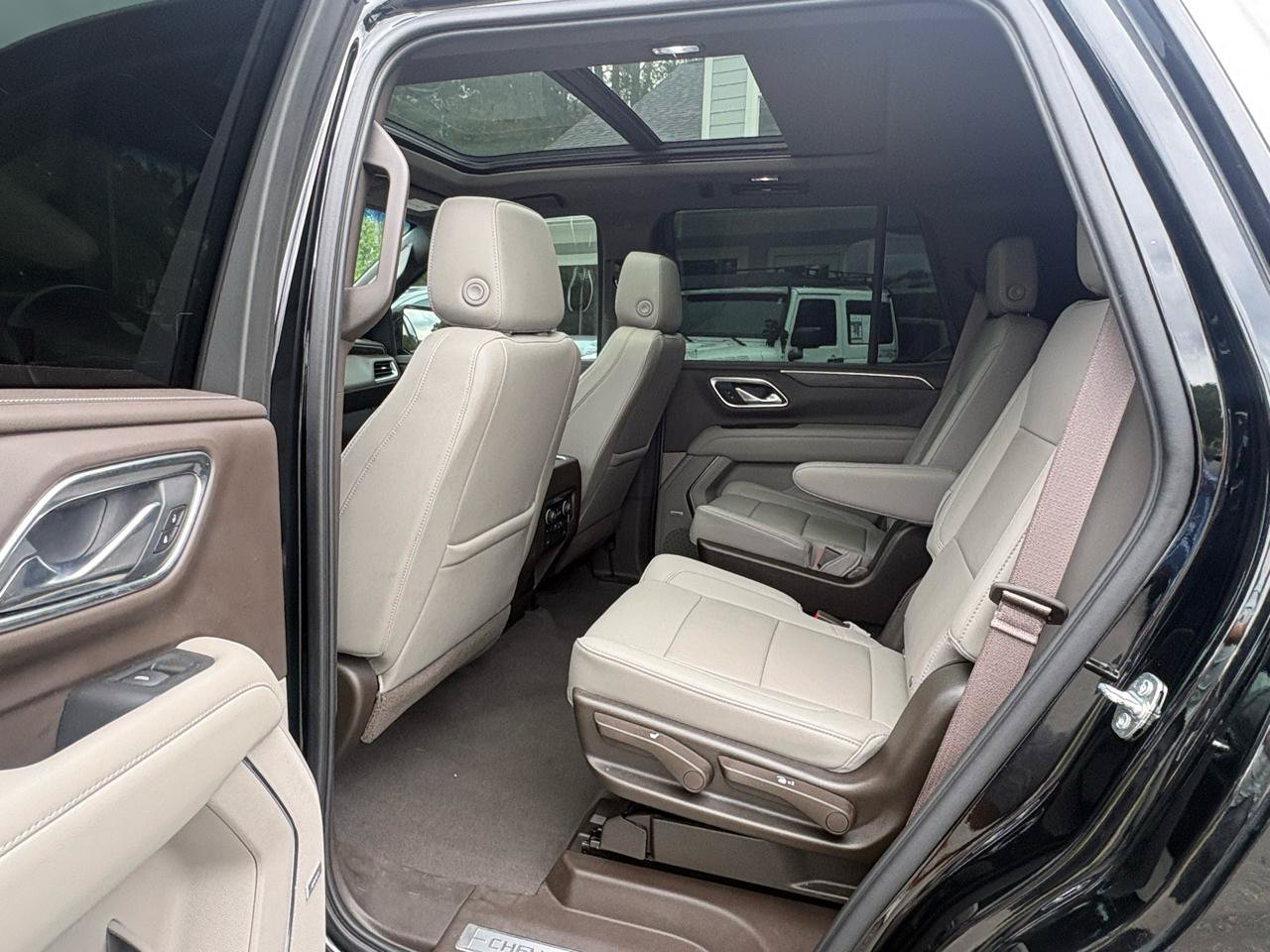 Used 2021 Chevrolet Tahoe LT w/ LT Signature Package RWD image 11