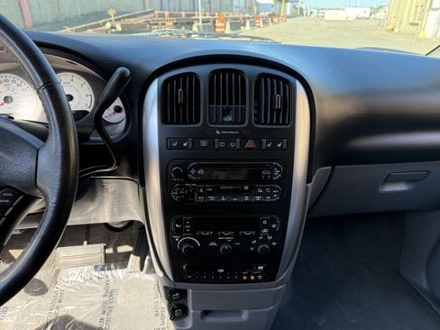 Used 2006 Chrysler Town & Country Touring image 51