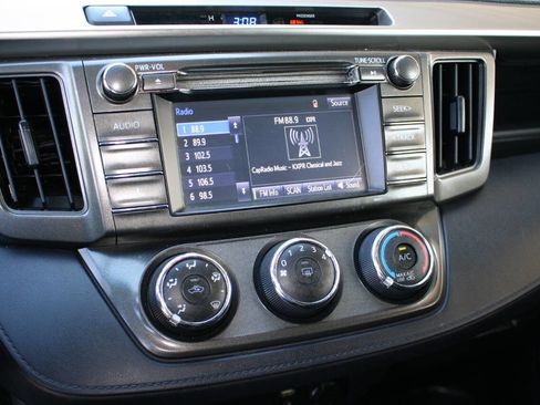 Used 2014 Toyota RAV4 LE image 21