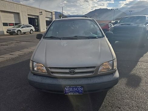 Used 2000 Toyota Sienna LE image 2