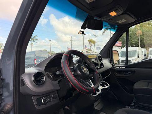 Used 2019 Mercedes-Benz Sprinter 170 image 12