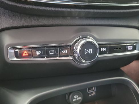 Used 2021 Volvo XC40 T4 R-Design w/ Climate Package FWD image 28